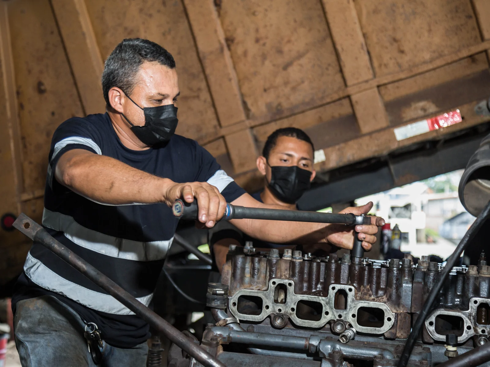 Técnicos realizando mantenimiento a equipo pesado