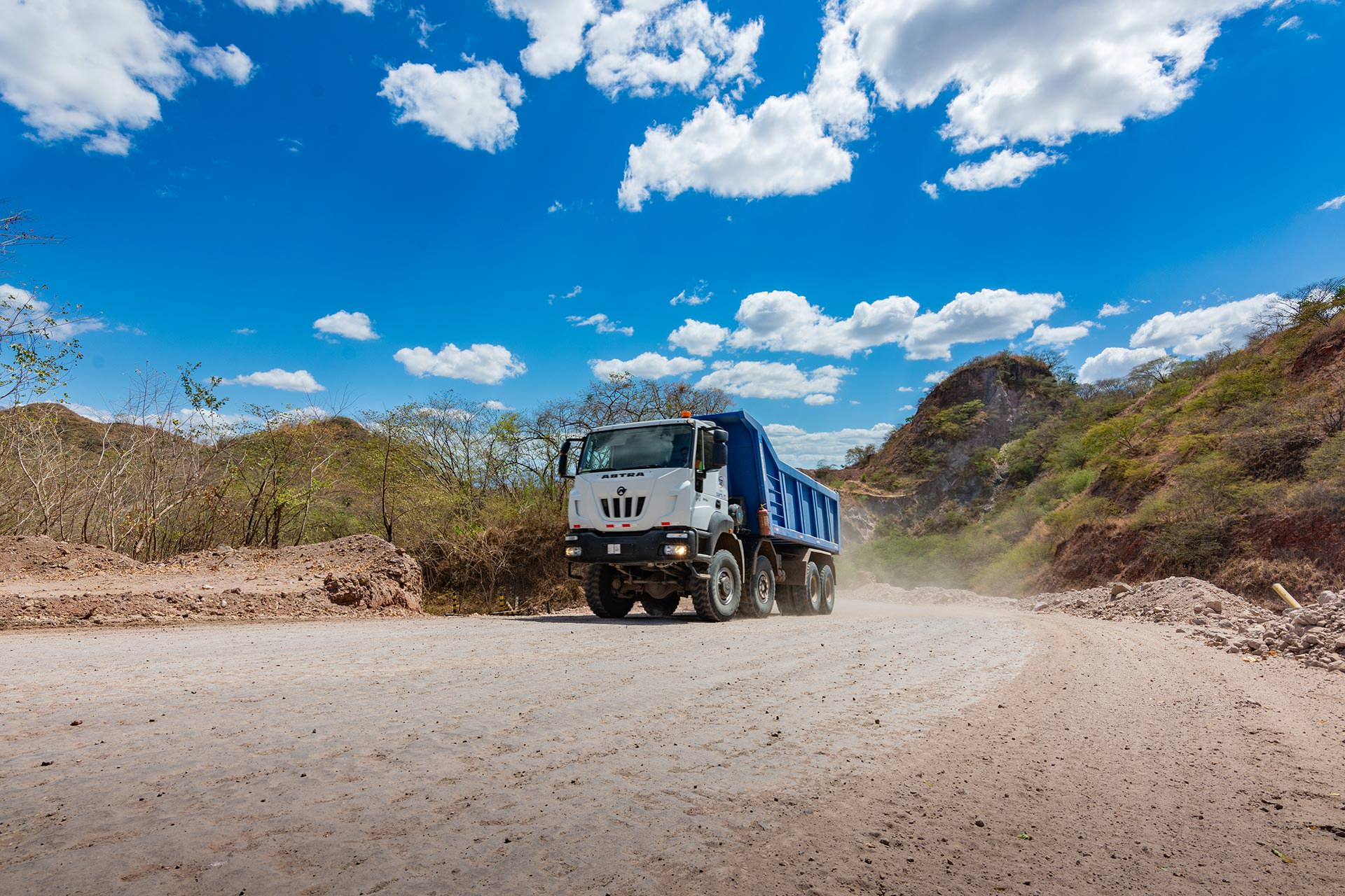 Equipo pesado trabajando en proyecto minero