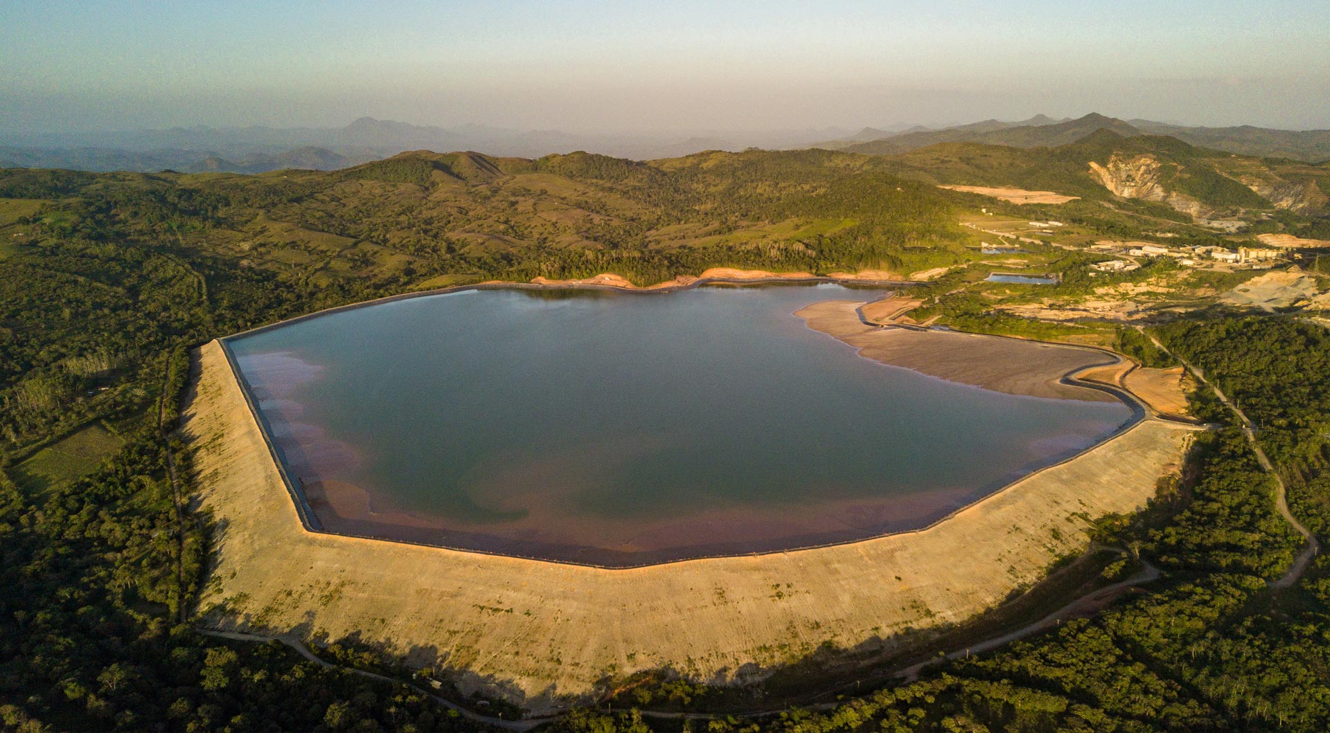 Vista aérea de mina a cielo abierto